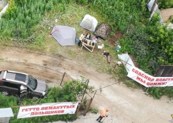 Обманутые дольщики разбили лагерь у долгостроя на Зыряновской