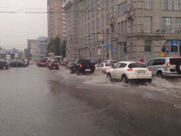 Летний дождь превратил дороги Новосибирска в реки (фото)