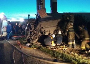 Под Новосибирском седан обернулся вокруг столба и превратился в груду металла