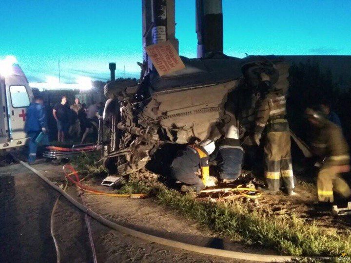 Под Новосибирском седан обернулся вокруг столба и превратился в груду металла