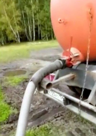 Новосибирский интернат для душевнобольных уличили в сливе отходов в чисто поле