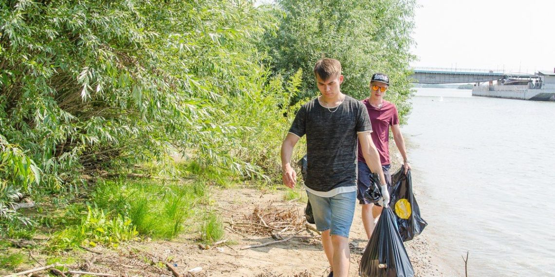 Новосибирцы очистили от мусора пойму Оби  на Михайловской набережной
