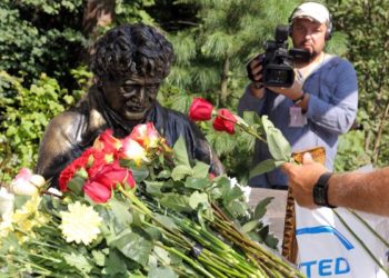 Памятник Ростиславу Шило открыли в Новосибирском зоопарке (фото)