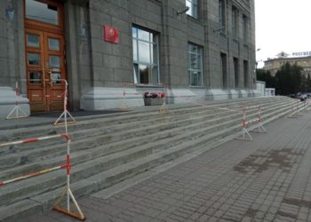 Пикеты защитников «Богданки» и заградительная лента вернулись к новосибирской мэрии