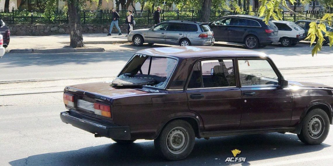 КамАЗ «выстрелил» в легковушку крышкой люка в Новосибирске (фото)