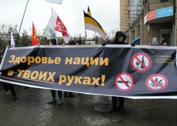 Два «Русских марша» колонной прошли по центру Новосибирска