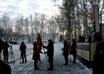 Врио губернатора Андрей Травников посетил поселок Гвардейский и поздравил ракетчиков с праздником