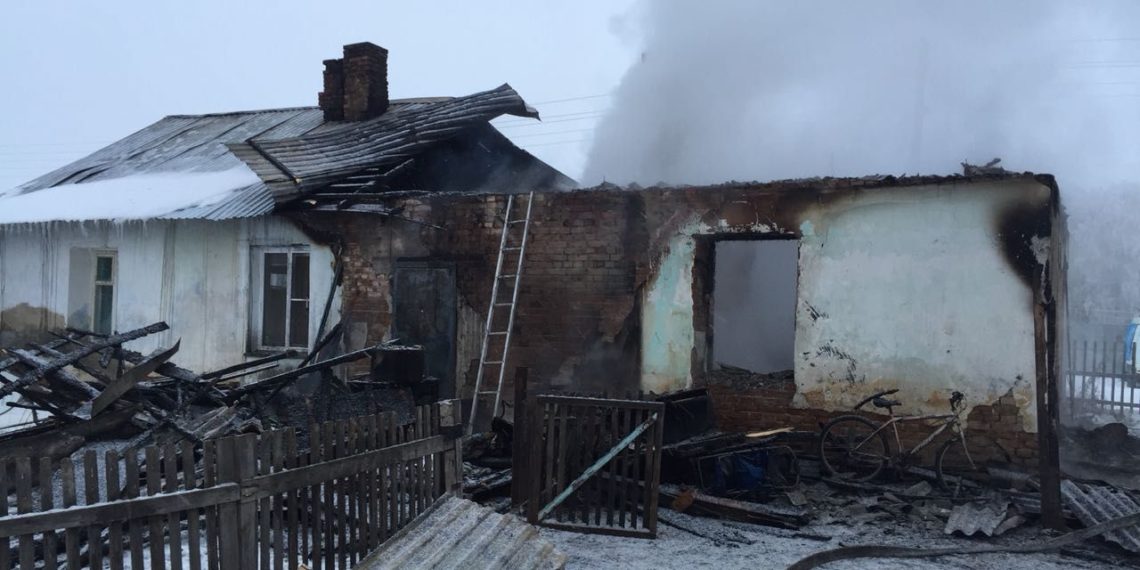 Травников поручил проверить органы опеки после пожара, в котором погибли пятеро детей