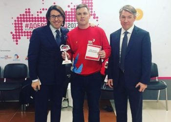 Студент новосибирского вуза получил награду из рук Андрея Малахова