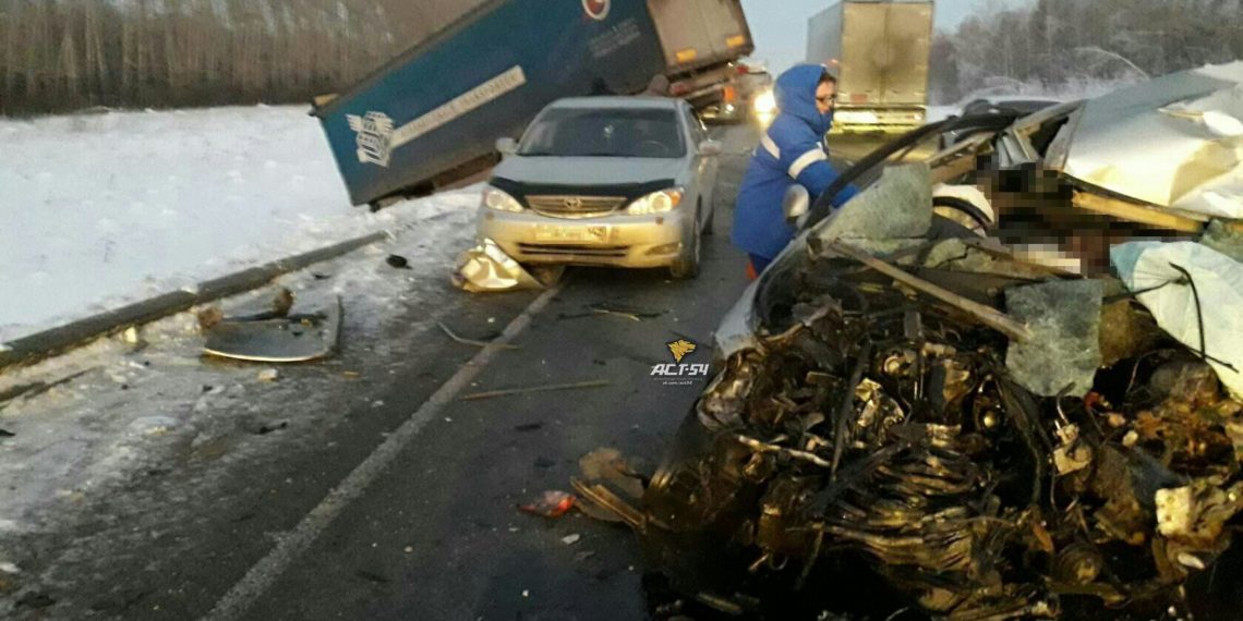 Водитель «Тойоты» погиб после столкновения с грузовиком под Новосибирском (видео)