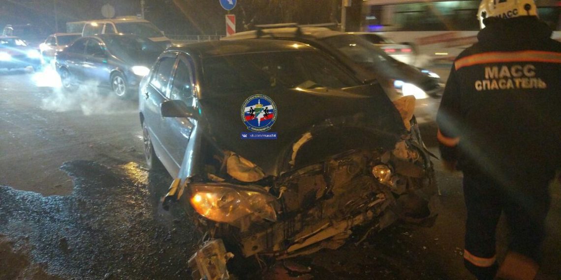 Две «Тойоты» разбились в районе новосибирского Телецентра, пострадавших увозил реанимобиль
