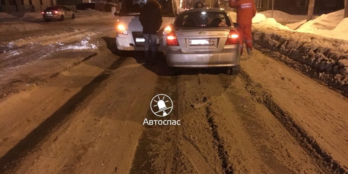 Водитель иномарки засмотрелся на вывески и устроил ДТП с продолжением в Новосибирске