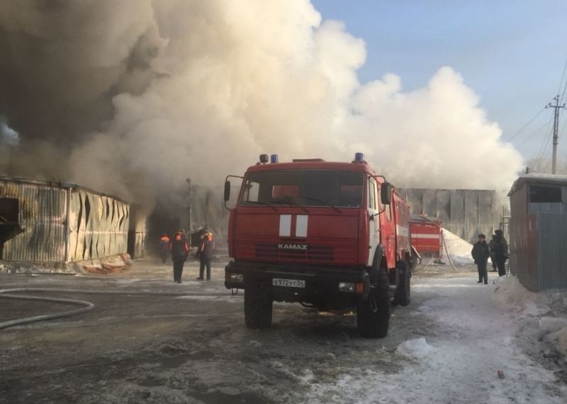 Десять человек погибли при пожаре обувной фабрики под Новосибирском