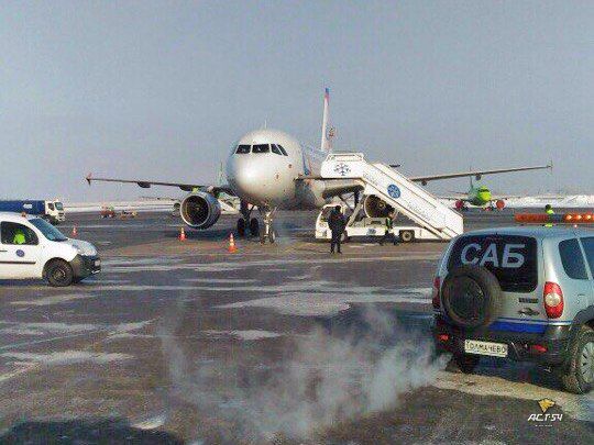 Пассажиру схватило сердце в самолете, судно экстренно село в Новосибирске