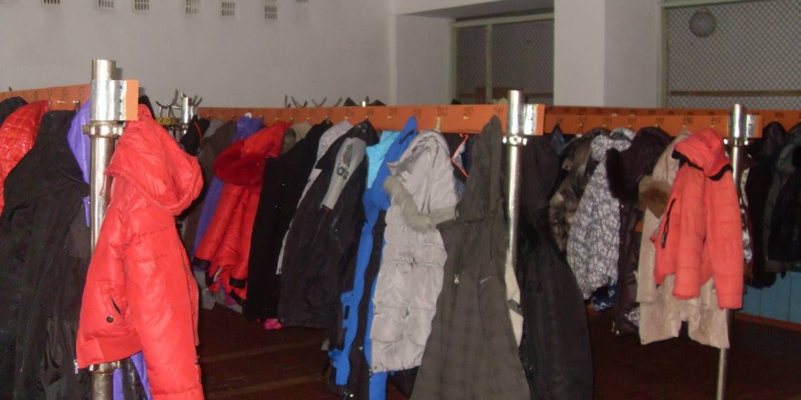 Новосибирская полиция ищет женщину, обобравшую учеников в школьной раздевалке