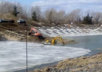 Экскаватор ушел под воду в районе Шлюза в Новосибирске