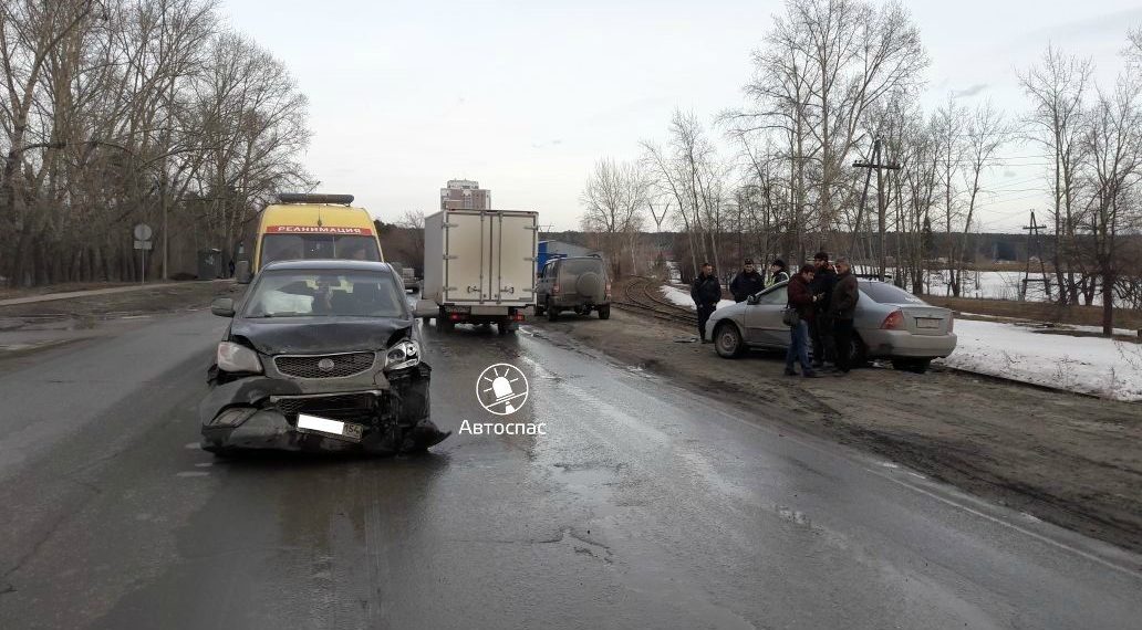 Трое детей пострадали при столкновении иномарок в Новосибирске