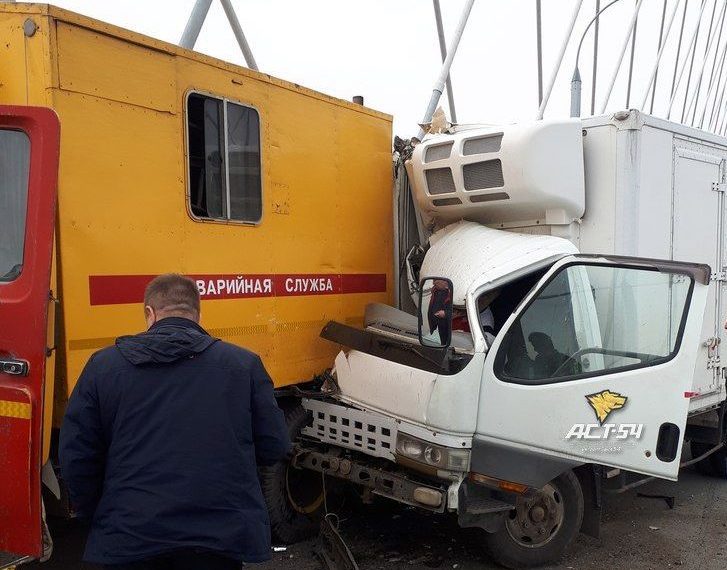 Зажатого в кабине грузовика водителя пришлось вызволять новосибирским спасателям