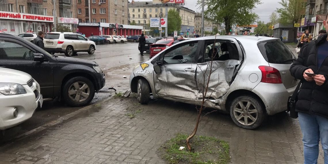 Молодой водитель без страховки протаранил 8 иномарок в Новосибирске