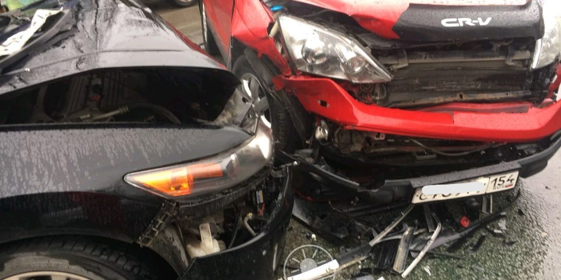 Автоледи на «Хонде» помчалась по трамвайным путям и врезалась во встречное авто в Новосибирске