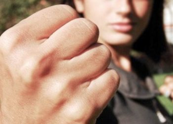 Новосибирец прибежал к судебному приставу после порции материнских тумаков