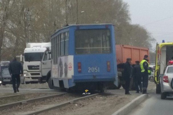 Трамвай взял на таран самосвал и сошел с рельс в Новосибирске: пострадала женщина