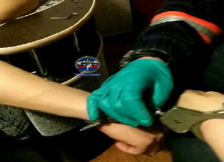 Пристегнутых наручниками парня и девушку смогли освободить только новосибирские спасатели