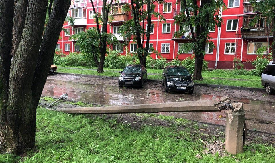 Стихия валит деревья, топит Бердское шоссе и останавливает электричку до Черепаново