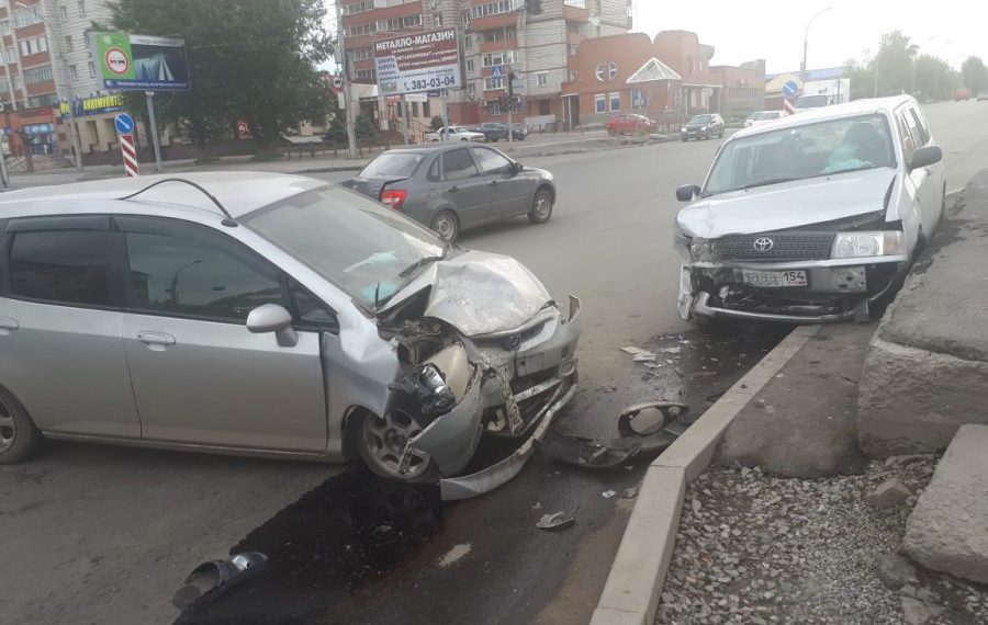 Одно колесо взорвалось, другое отлетело в ДТП на улицах Новосибирска