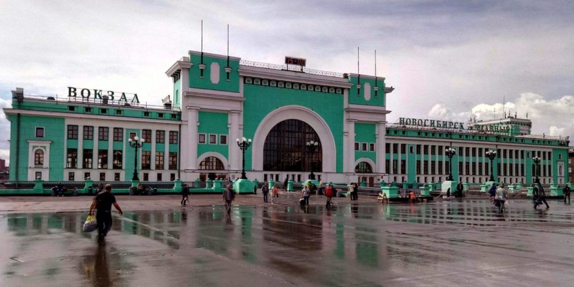 Каскадный водопад образовался на вокзале Новосибирск-Главный во время ливня (видео)