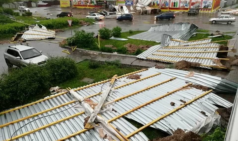 В Барабинске ветер срывал крыши, валил деревья, а дождь топил улицы