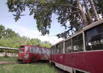 Трамвай «под хохлому» двинулся по маршруту №13 в Новосибирске (видео)