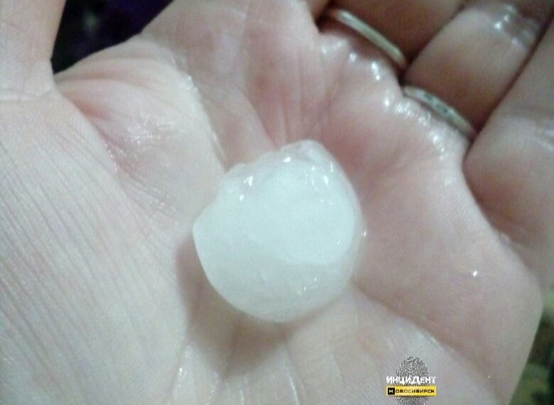 Новосибирцев бомбардировал град размером с яйцо