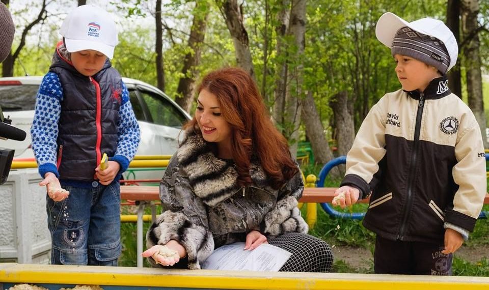 Депутат в мехах устроила фотосессию у детской песочницы