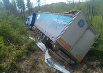 Военный тягач вытащил из кювета фуру новосибирского дальнобойщика