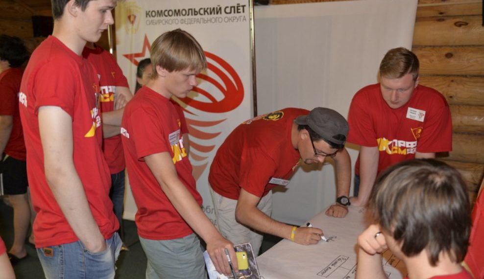 Молодых коммунистов учат проводить протестные акции в Новосибирске