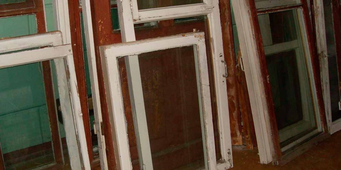 Дом лишился окон: выселенная из квартиры женщина отомстила бывшему мужу в Новосибирске