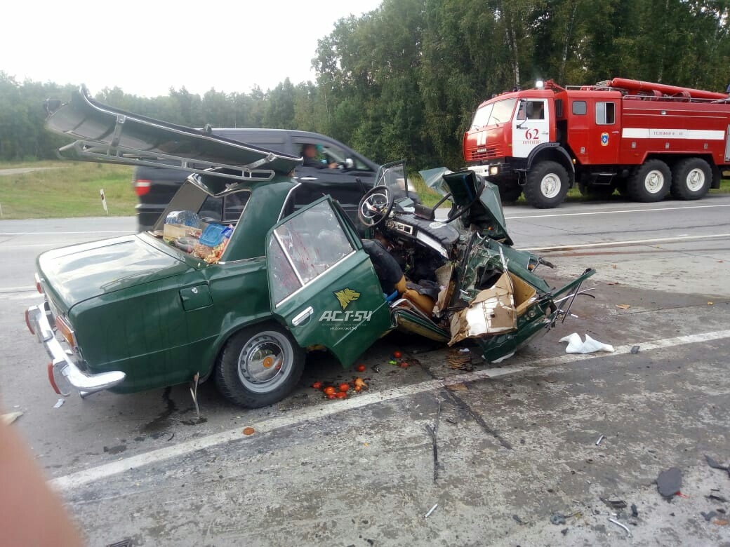 Происшествие картинка. Дтп с жигулями. Разбитая ваз 2105 синяя в тотал. Дтп с жигулями. Ваз 2106 сломанная.