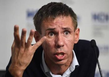 «Ходил по салону невменяемый»: пьяный дебош на борту самолета устроил актер Алексей Панин