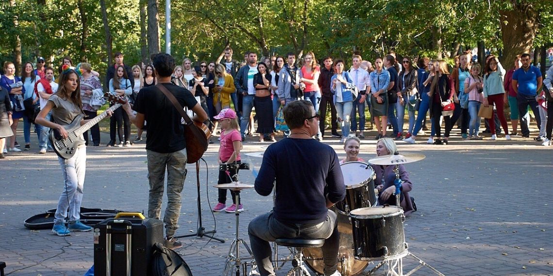 Поднять музыкальную волну в людях и немножко заработать