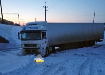 Дальнобойщик застрял в снегу под Новосибирском и сутки ждал помощи