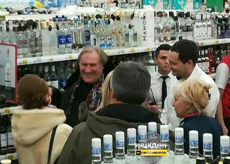 Приключения француза в Сибири: Депардье застукали в винно-водочном отделе