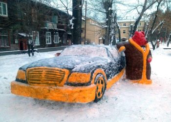Соседями новосибирской свиньи с «Мерседесом» станут Дед Мороз и Снегурочка