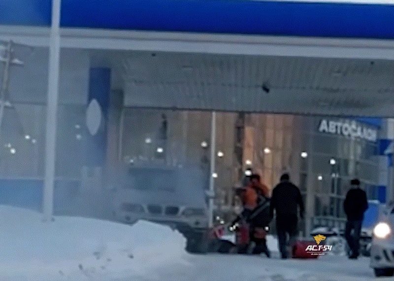 BMW загорелся на заправке в Новосибирске (видео)