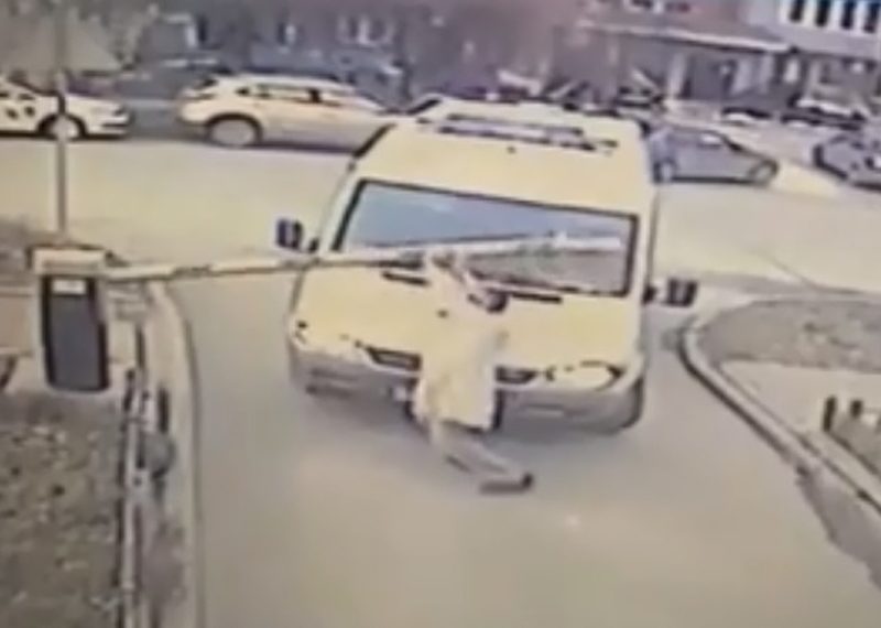 За сломанный врачом шлагбаум заплатили новосибирские медики