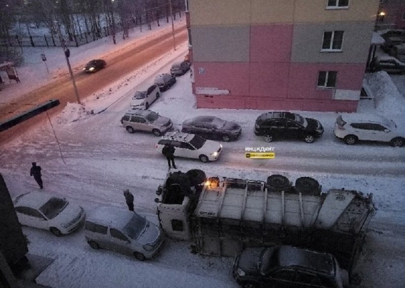 Мусоровоз завалился на припаркованные автомобили в Новосибирске