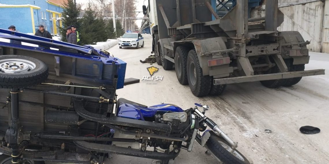 Грузовик насмерть сбил мотоциклиста на территории завода им. Кузьмина в Новосибирске