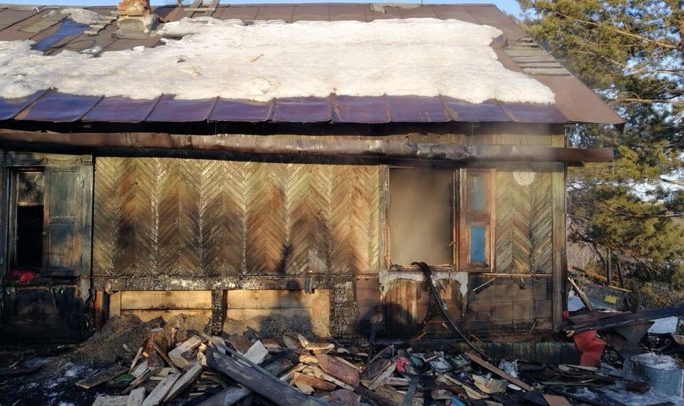 Четырехлетний новосибирец оказался заперт в горящем доме