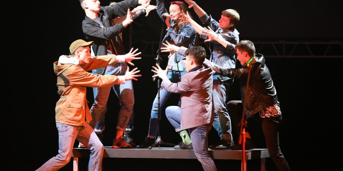 Дети из студии «Жить на Севере…» впервые сыграли на большой сцене «Красного факела»