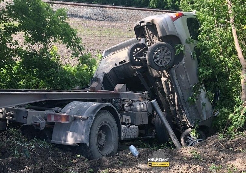 МАЗ и «Мазда» врезались лоб в лоб в Новосибирске: есть пострадавшие